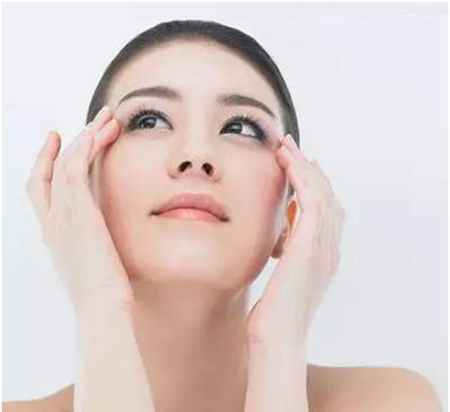 白天和晚上正确的护肤涂抹方式,护肤知识千万不要往脸上涂