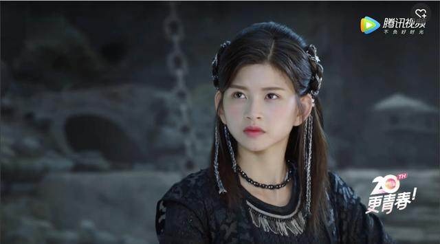 鹿晗择天记白衣造型,林思意择天记小黑龙吃东西