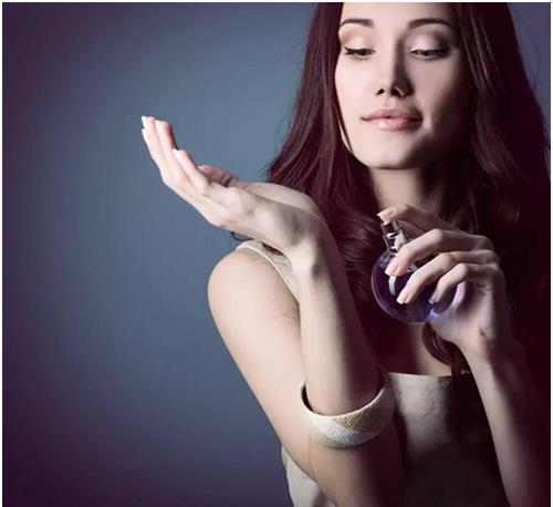 白天和晚上正确的护肤涂抹方式,护肤知识千万不要往脸上涂