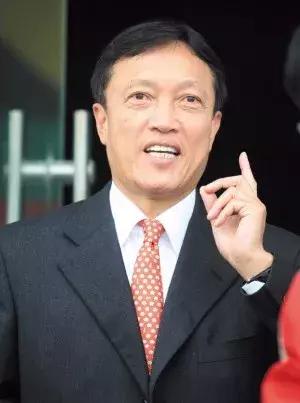 出身苦寒11岁赴港,热衷体育和慈善,是首位撬开NBA大门的华人老板