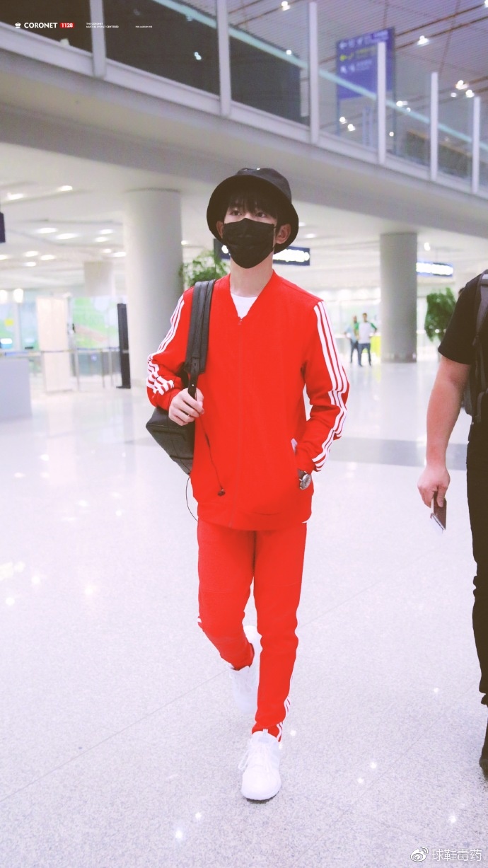 易烊千玺18岁生日演唱会礼物,易烊千玺16岁生日会的礼物