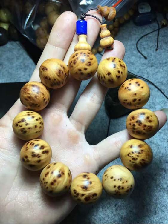 造假瘤疤崖柏手串,崖柏瘤疤手串为何会有小洞