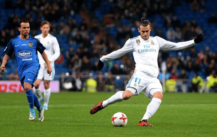 皇马与巴萨的辉煌对决回顾,皇马坐镇主场迎战巴萨的巅峰之战