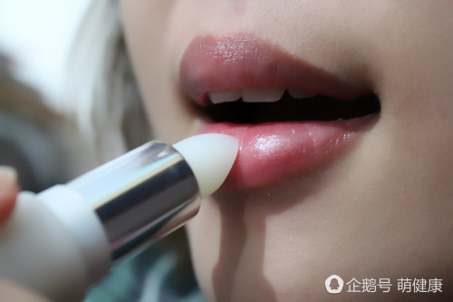 嘴唇干裂用什么小妙招,嘴唇干裂怎么办这些小妙招别错过