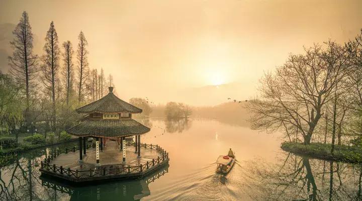 借得一把西湖伞，莫负江南雨一蓑