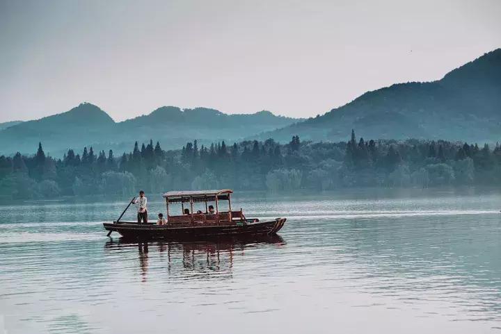 借得一把西湖伞，莫负江南雨一蓑