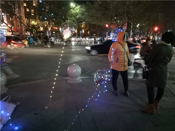 “网红气球”半月火遍石家庄街头，探访：有商家氦气换氢气易爆炸