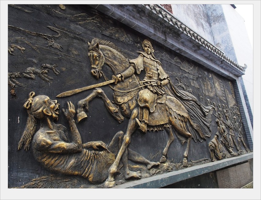 姑娘们个个都会做绣球，谁要是当这里的女婿可有福气了