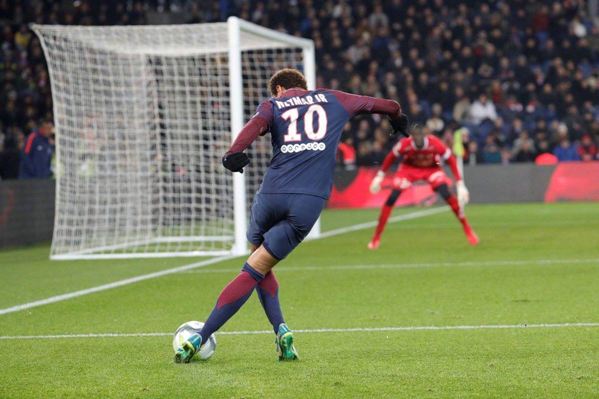 内马尔痛心时刻,内马尔梅西被球迷骂