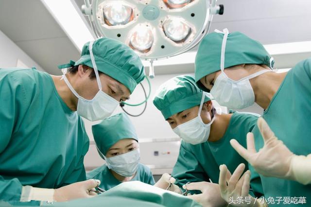 42岁女性月经不调还尿频,后医院检查,医生一开口,她当场被吓懵