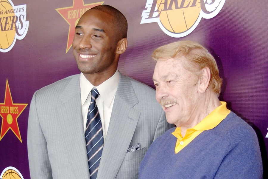 那些年科比单挑詹姆斯,回顾那些年科比的黑肘