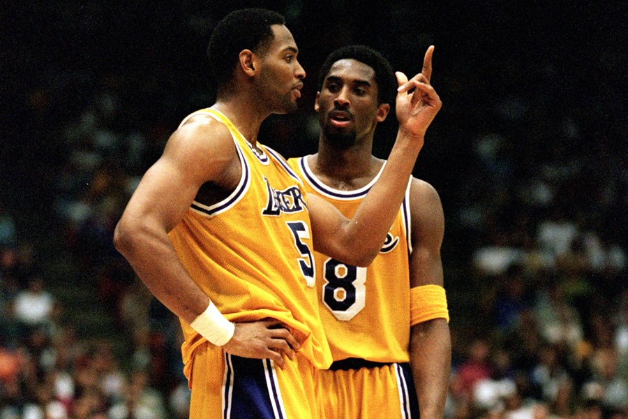 那些年科比单挑詹姆斯,回顾那些年科比的黑肘