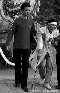 孝子持哭丧棒,出殡孝子手中的哭丧棒