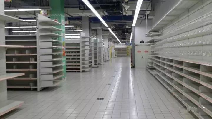 沈阳这家超市货柜空空荡荡，停业在即，两天前马云才入了股