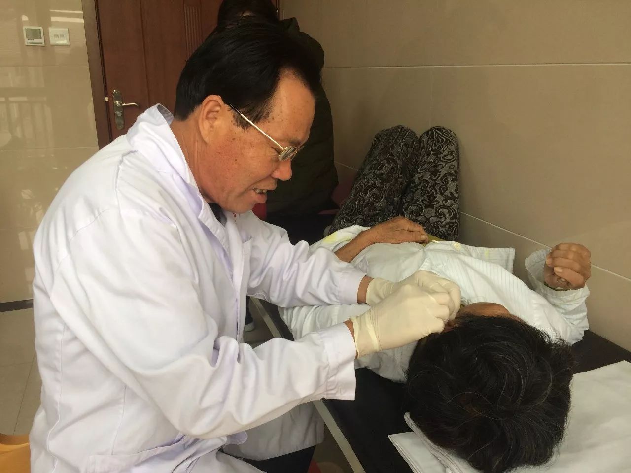 神医用一根针就治好了病,一根针救活一个人原版