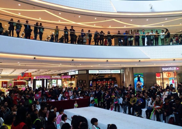 逛街购物的人少了,现在逛街的人越来越少了