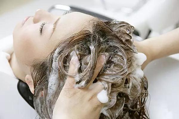 我的头发烫了总是乱毛躁,我的头发烫了以后发干怎么办