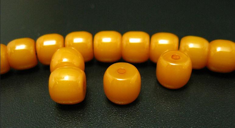 紫光灯下真假琥珀蜜蜡对比图,放大镜下怎么辨别蜜蜡琥珀真假