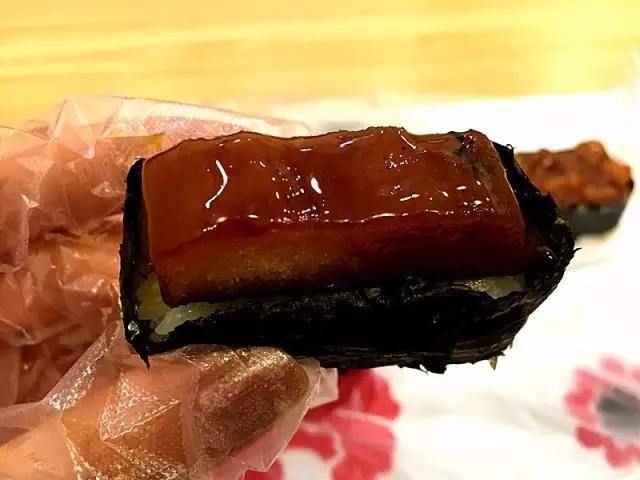 在包头这家小店能把饭吃出五颜六色,逛街饿了来一份瞬间满血复活