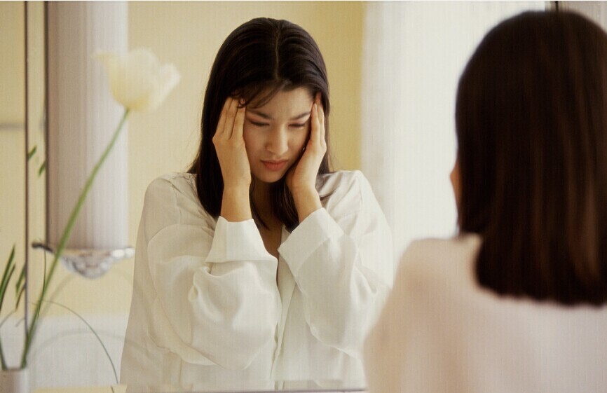 偏头痛刮痧眼睛有点肿了,眼睛干涩刮痧刮哪里