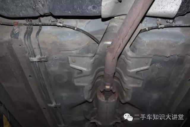 这台二手车换过悬挂、刮过底盘,但把车吊起来后,评估师惊呆了!