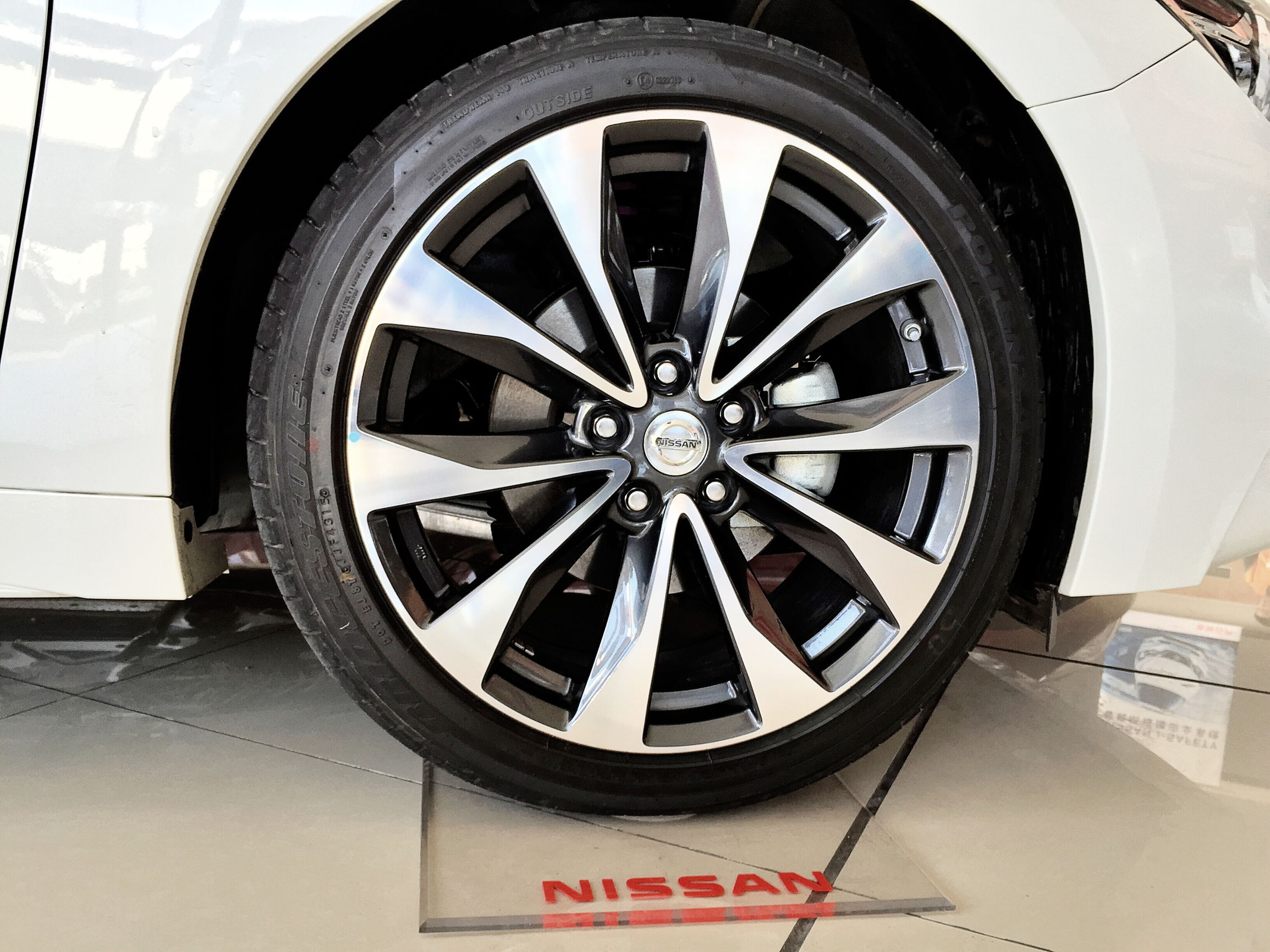 东风日产探陆实车到店,东风日产西玛6座