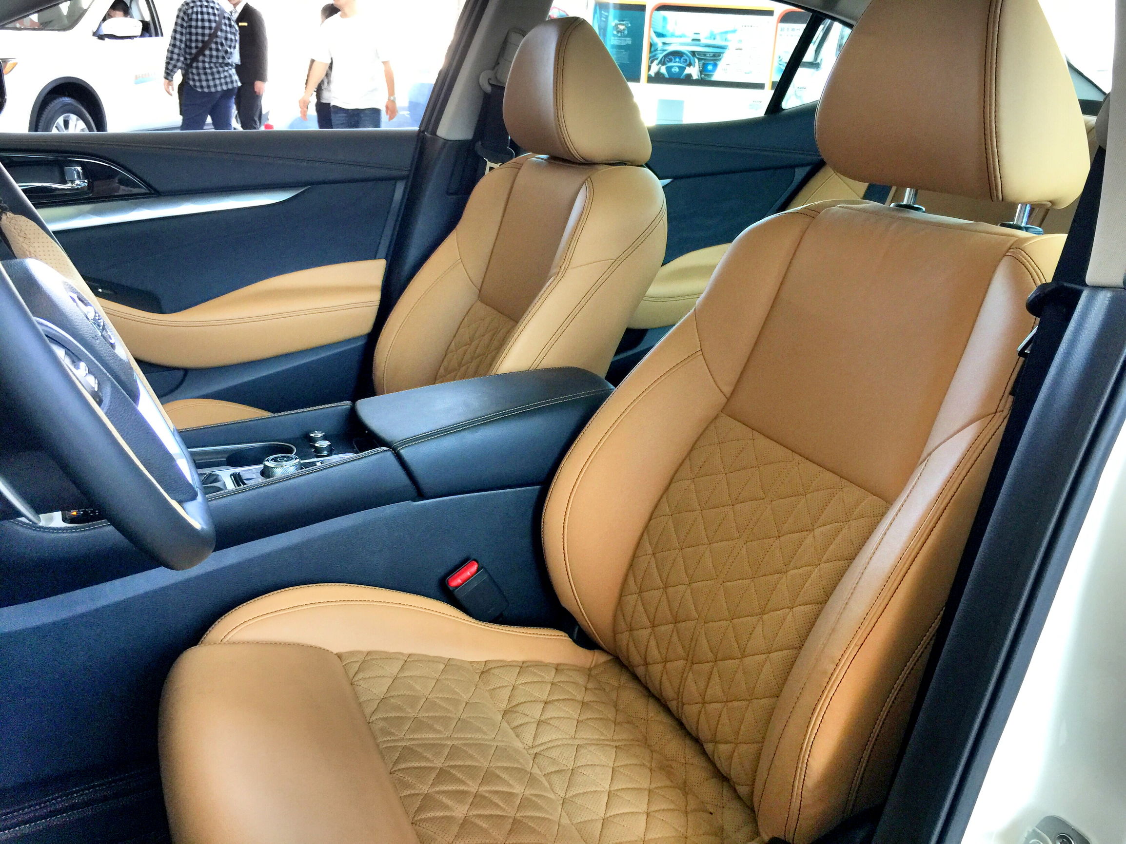 东风日产探陆实车到店,东风日产西玛6座