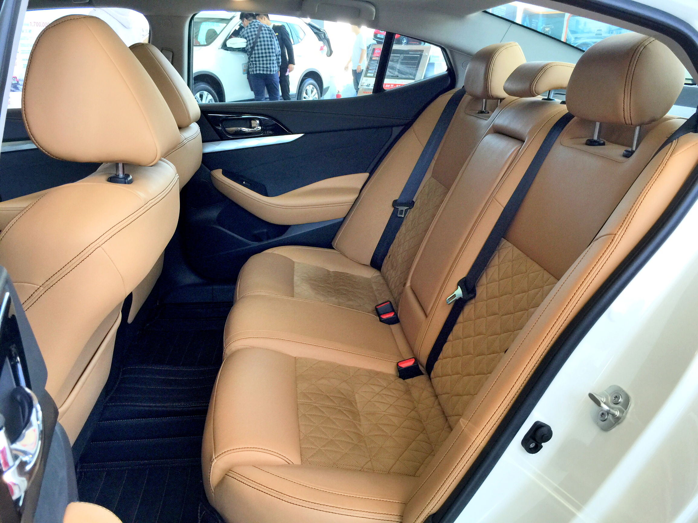 东风日产探陆实车到店,东风日产西玛6座