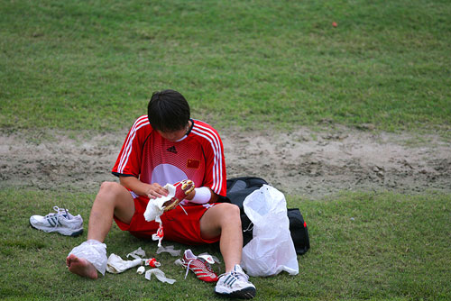 李铁一双鞋价值40万人民币，这个价格高了，还是低了？