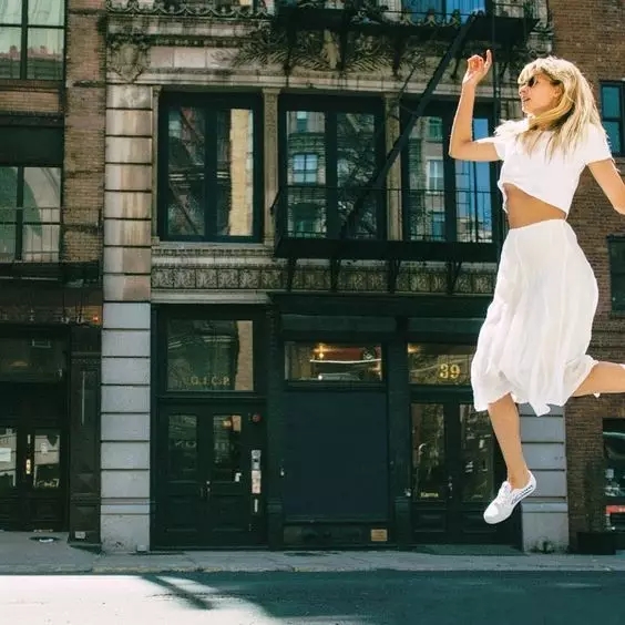 再红红不过小白鞋