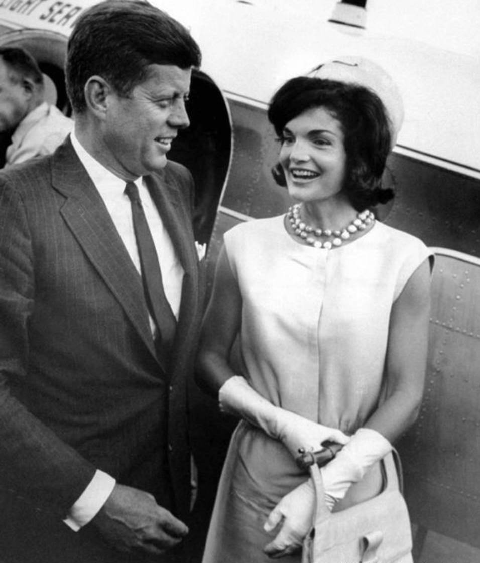 宁可捂出汗，王菲也要带着它！果然，能流行近百年真不是吹的！