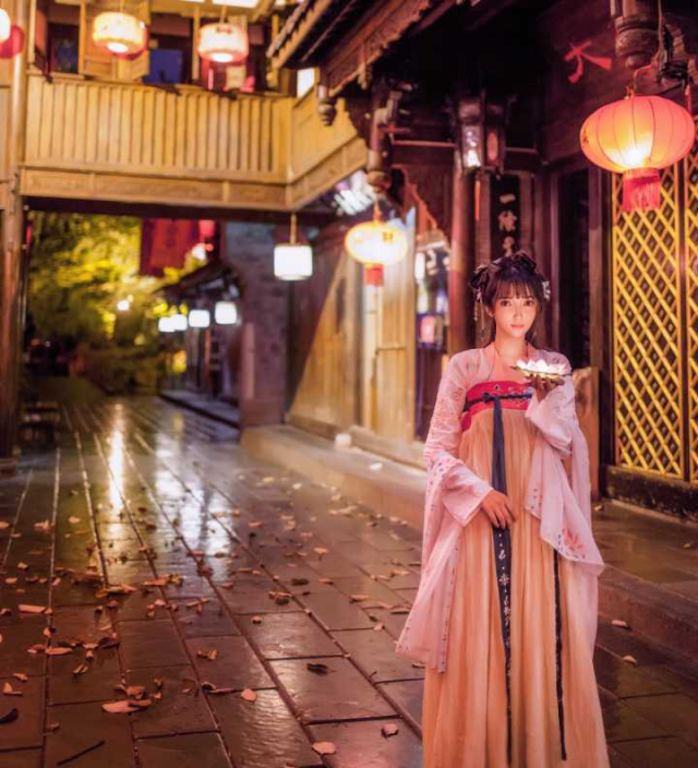 国外穿汉服上街,在日本穿汉服上街看路人反应