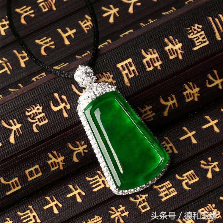 翡翠无事牌来历,揭秘翡翠不为人知的猫腻