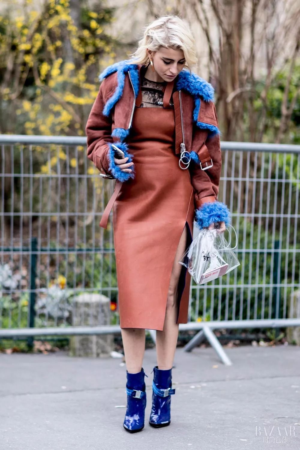 曾经大人们装零钱的小拎包、买菜的渔网兜，如今我们都快买不起了