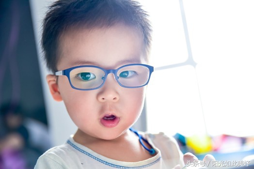 熊孩子上来就抓我家孩子的脸，如此场面，家长该如何应对？