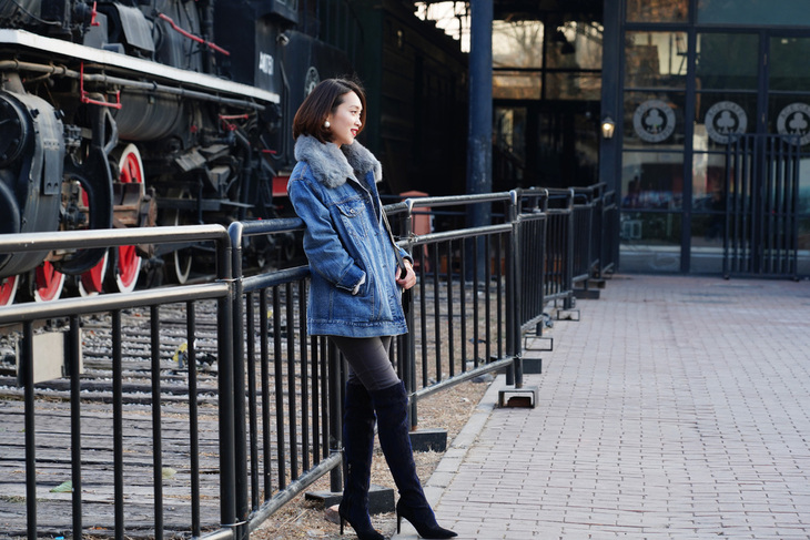 索尼fe24-105mmf4配哪款相机,小巧索尼微单像素高