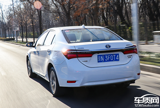 卡罗拉双擎旗舰版空间坐人实测,沉浸式体验卡罗拉双擎2017款