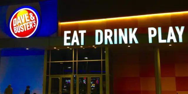 餐厅+酒吧+游戏厅+赛事直播：这家混搭餐厅“疯赚”背后的逻辑