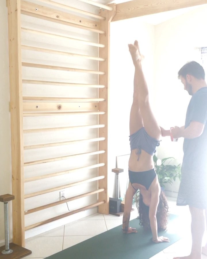 练习瑜伽什么样肩膀好看,肩膀太宽练瑜伽哪几个动作