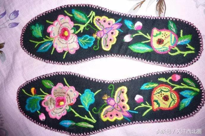 农村女人手工绣花鞋垫,农村妇女做鞋垫图片