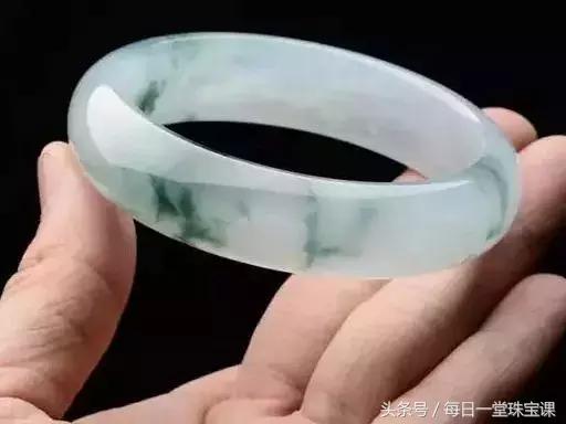 翡翠洗澡可以戴吗,翡翠怕水吗可以戴着洗澡吗