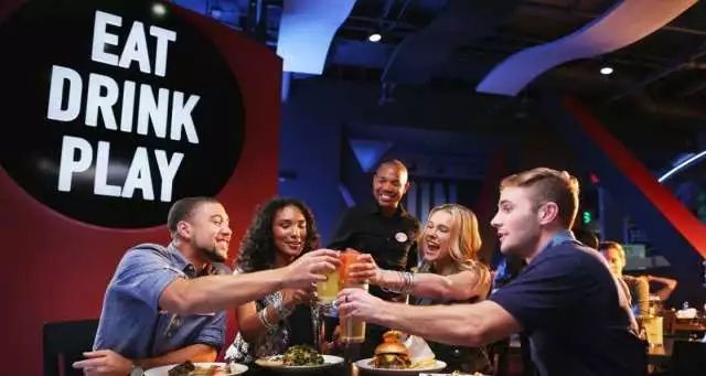 餐厅+酒吧+游戏厅+赛事直播,这家混搭餐厅“疯赚”背后的逻辑