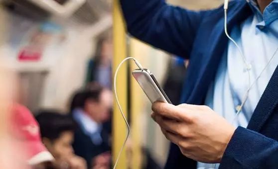 今天,我在挤爆了的郑州地铁1号线上,织了一件毛衣……