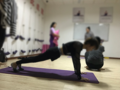 瑜伽从斜板式到四柱式怎样做,瑜伽侧板式瘦身