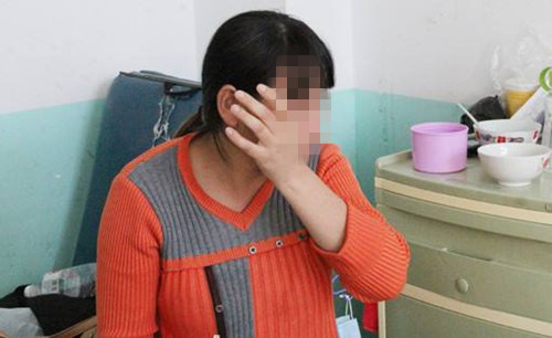 22岁女儿对妈妈发脾气动手,两岁多宝宝老摩擦下身是怎么回事