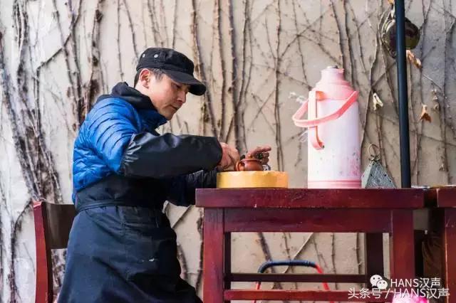 这家汉口深巷咖啡馆里的抄手摊，文青云集，肠粉只卖7元