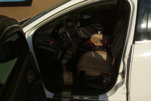 2012福克斯经典款两厢1.8国4,2012福克斯三厢1.6自动风尚版车宽