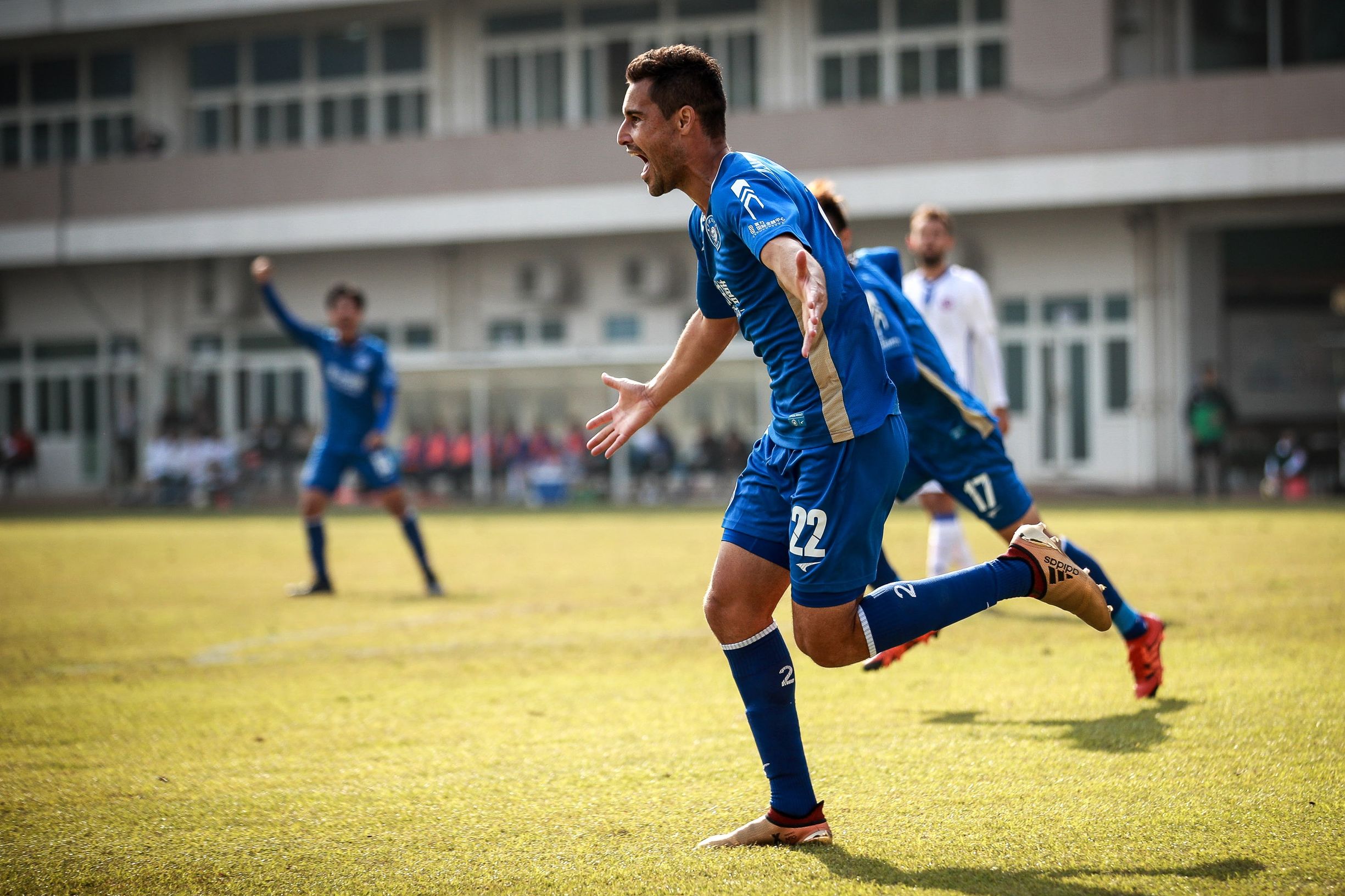 港超富力,港超主场首战久攻不下憾负东方