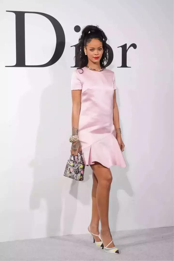 女生该不该买奢侈品牌包,背名牌包一定是虚荣吗