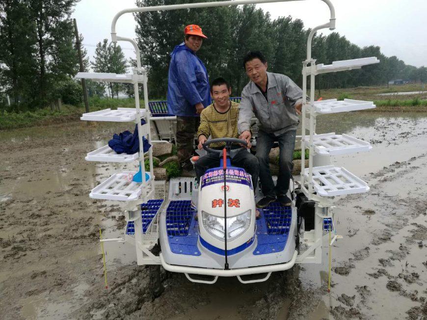 美女不搞证券搞农机，半年销售80多台插秧机是怎么做到的